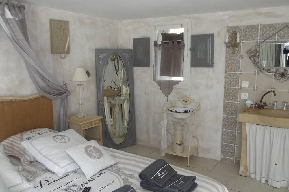 Triple room-Comfort-Ensuite-Garden view in Bouc-Bel-Air, Aix-en-Provence region