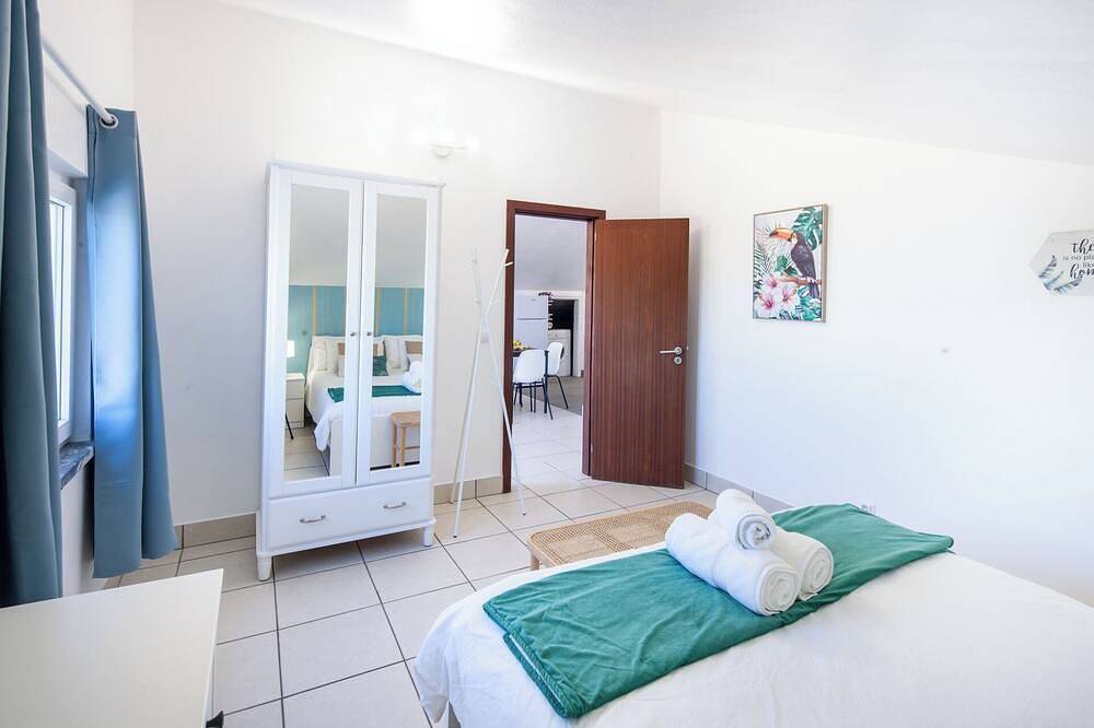 Entire apartment, Silvercoast Apartments - Bells - Swimming pool, Jacuzzi & amazing sea views in Peniche, Leiria District