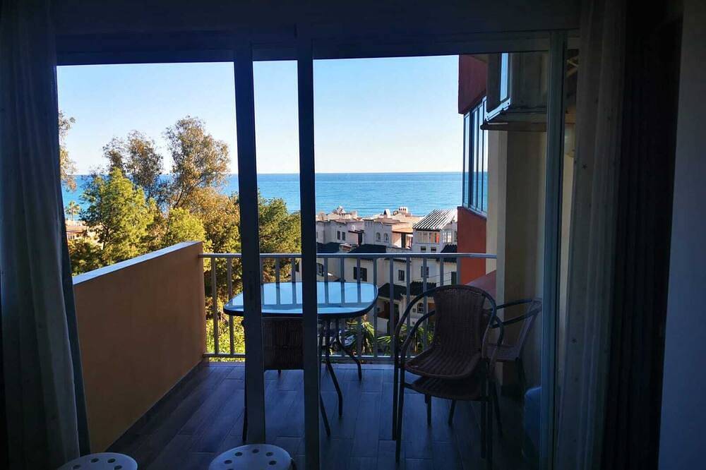 Entire apartment, Beautiful apartment on the beach with pool and 300 days of sunshine a year in Urbanizacion La Esperanza, Vélez-Málaga
