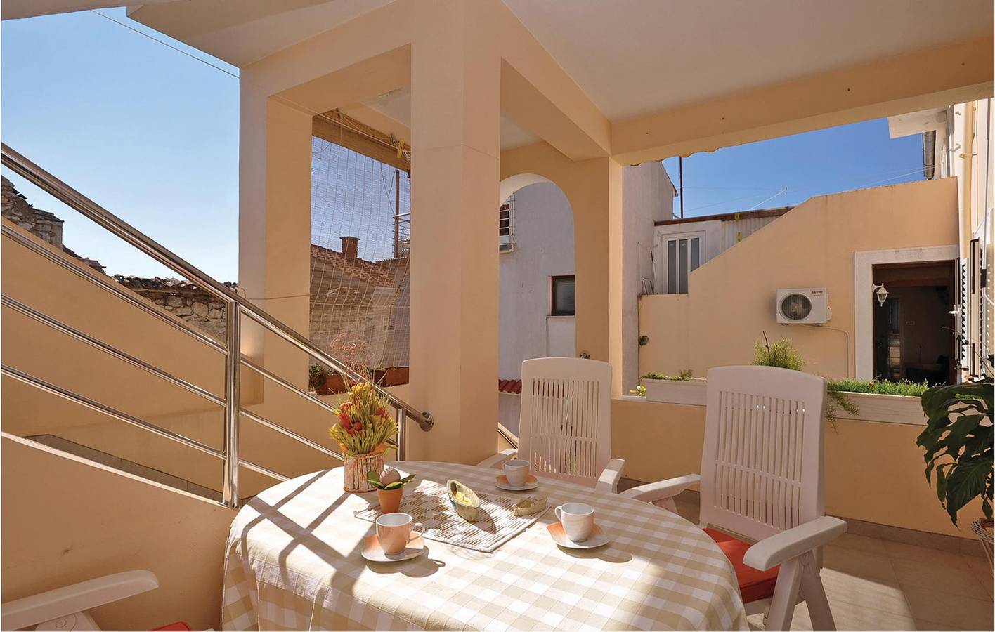 Ganze Ferienwohnung, Gemütliche 1-Zimmer-Wohnung mit Terrasse – 600 m vom Strand entfernt in Novigradsko More, Zadar