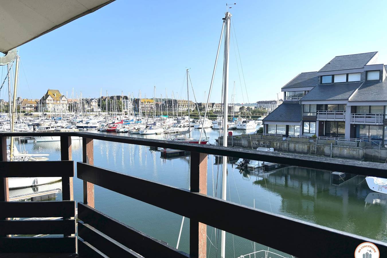 Appartement entier, ⚪ Le White Pearl - Terrasse, Vue Marina in Deauville, Région de Lisieux