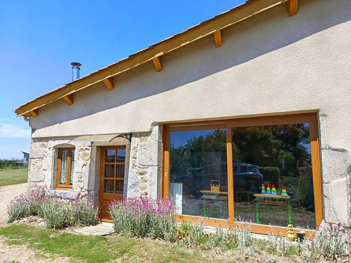 Location de vacances pour 5 personnes, avec Terrasse ainsi que Jardin et Vue dans Trézioux - 3
