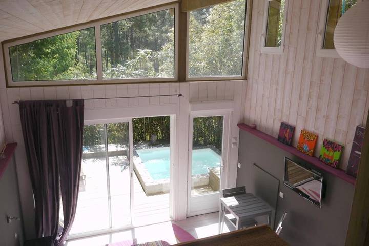 Chambre d’hôte pour 2 personnes, avec jardin et terrasse ainsi que piscine et vue