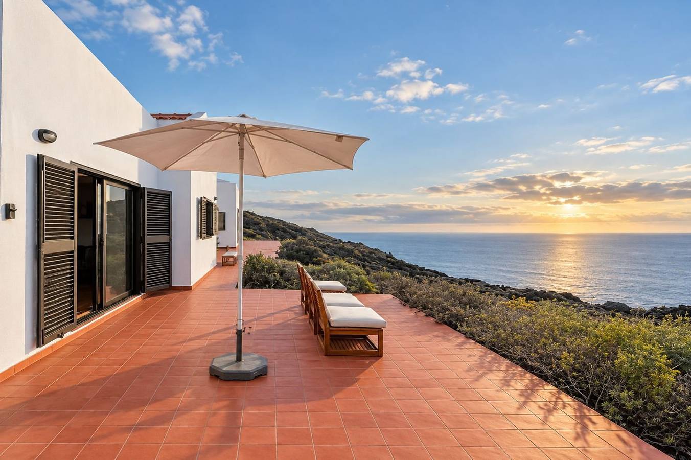 Entire apartment, Guestready - Beachfront Bungalow Sunsets in Los Llanillos, Frontera