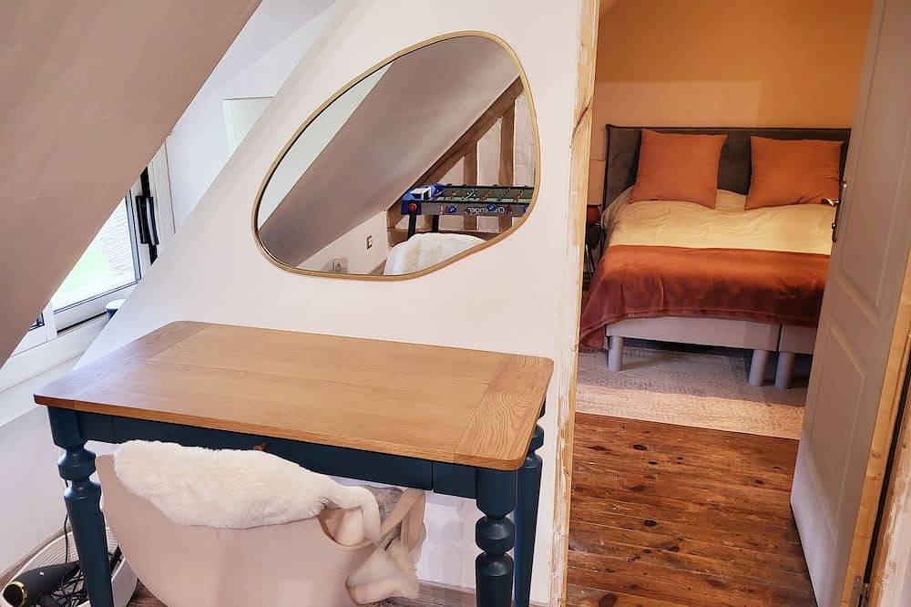 Beautiful cottage with heated pool, sleeps 8 in Annebault, Lisieux region