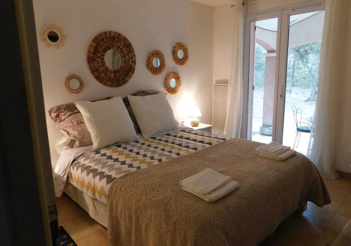 Chambre d’hôte pour 2 personnes, avec piscine et jardin, animaux acceptés à Régusse