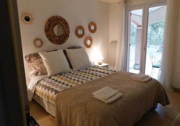 Cottage pour 2 personnes, avec jardin et piscine, animaux acceptés à Régusse