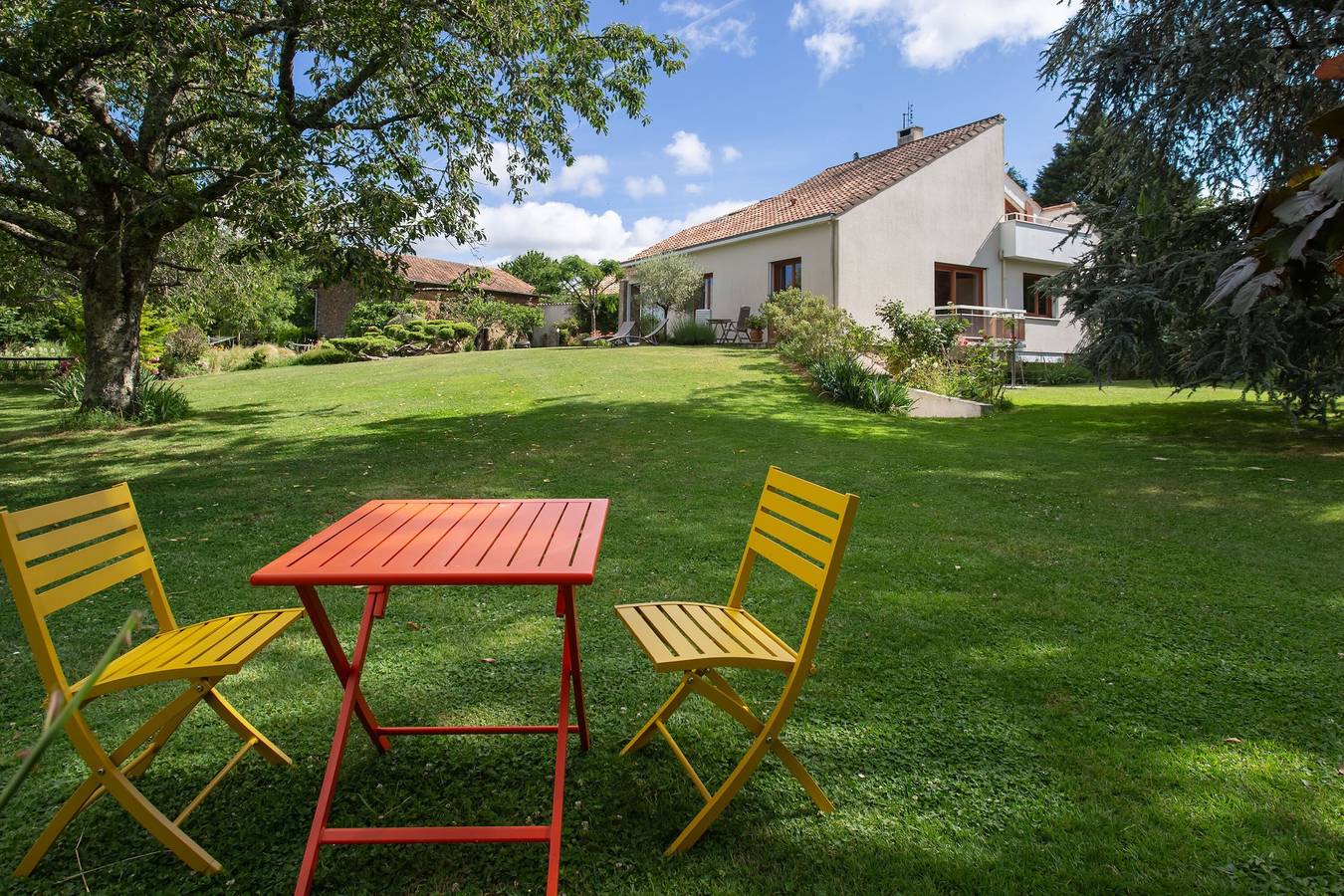 Guest Room “Les Hortensias” with Shared Terrace & Garden, Wi-Fi in Rochechouart, Périgord-Limousin Regional Nature Park