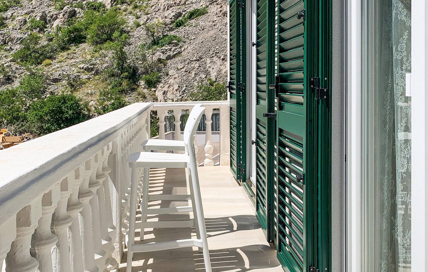 Geheel vakantieappartement, Appartement met zeezicht, wifi, terras en op 2,5 km van het strand in Cesarica, Velebit Nature Park