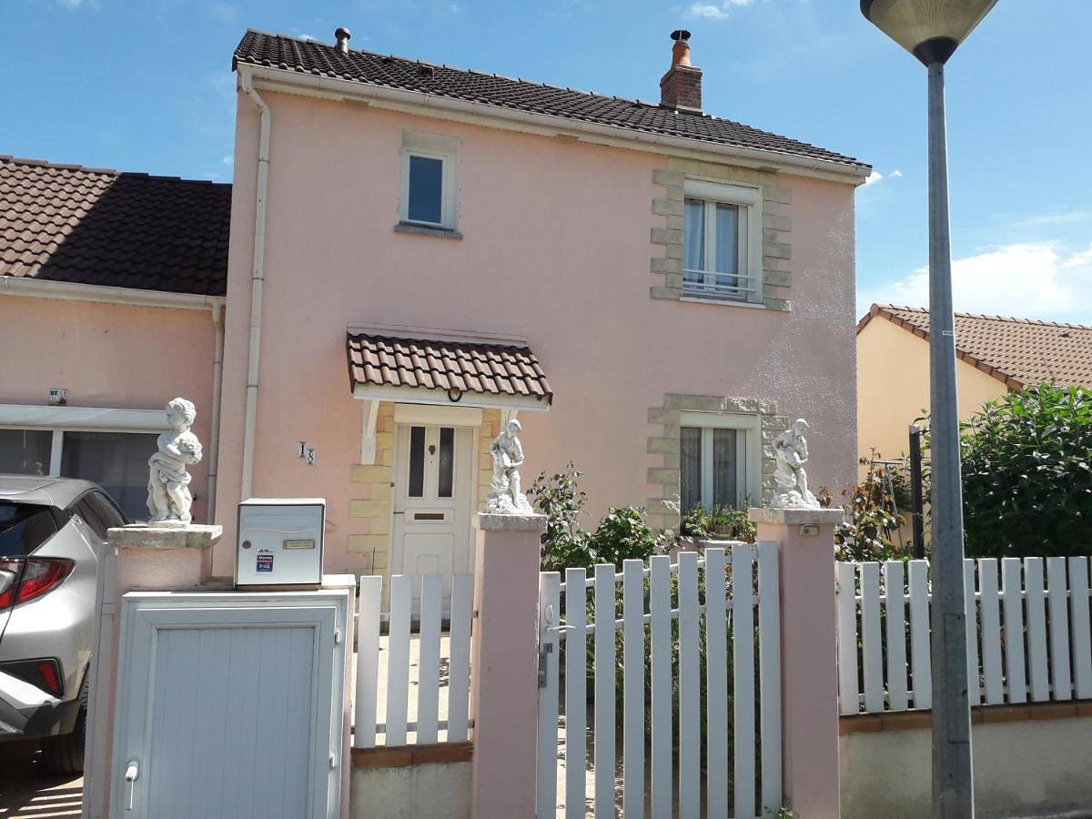 Appartement de vacances entier, La maison rose 2 chambres avec lit pour 2 personnes et 2 salles de bains a 15 kilomètres du circuit de Magny-Cours et 1,2 kilomètre du sanctuaire de ste Bernadette in Nevers, Nièvre