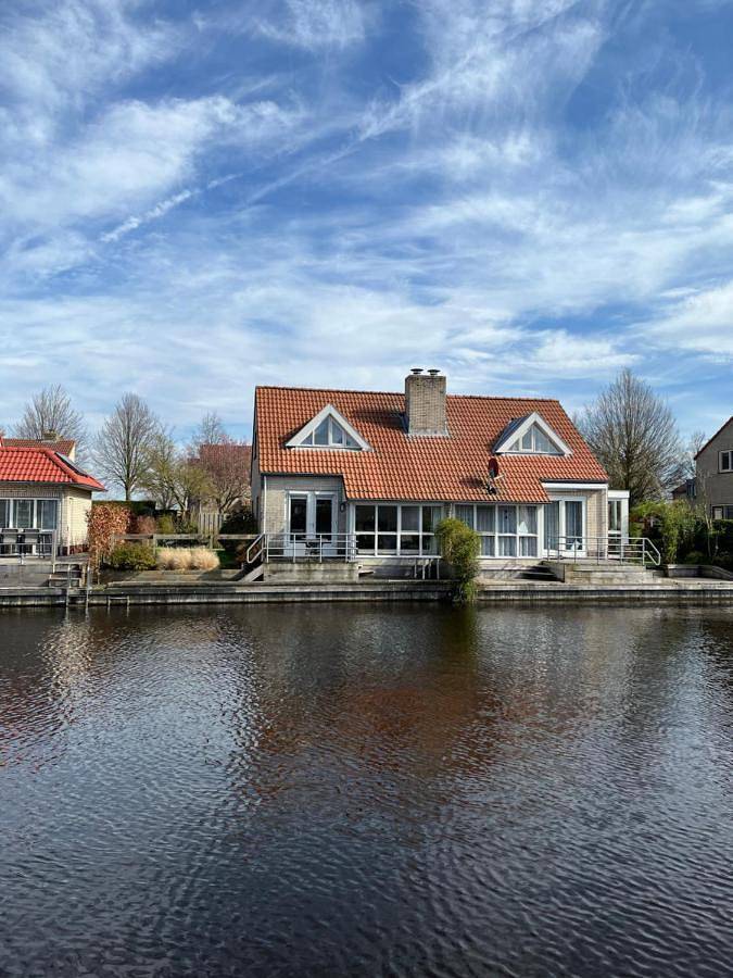 Vakantiehuis voor 6 personen, with Terras and Tuin as well as Uitzicht and Uitzicht op het meer in Langweer