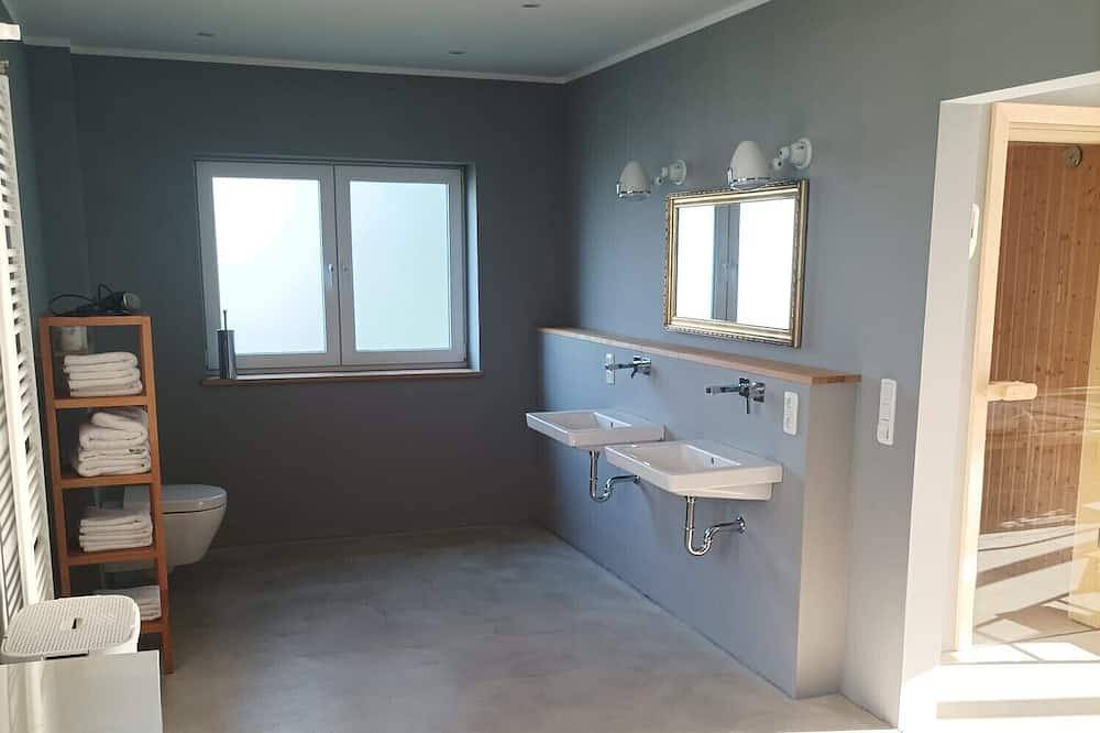 Entdecke die perfekte Kombination aus ländlicher Idylle und urbanem Flair. in Kollmar, Kreis Steinburg