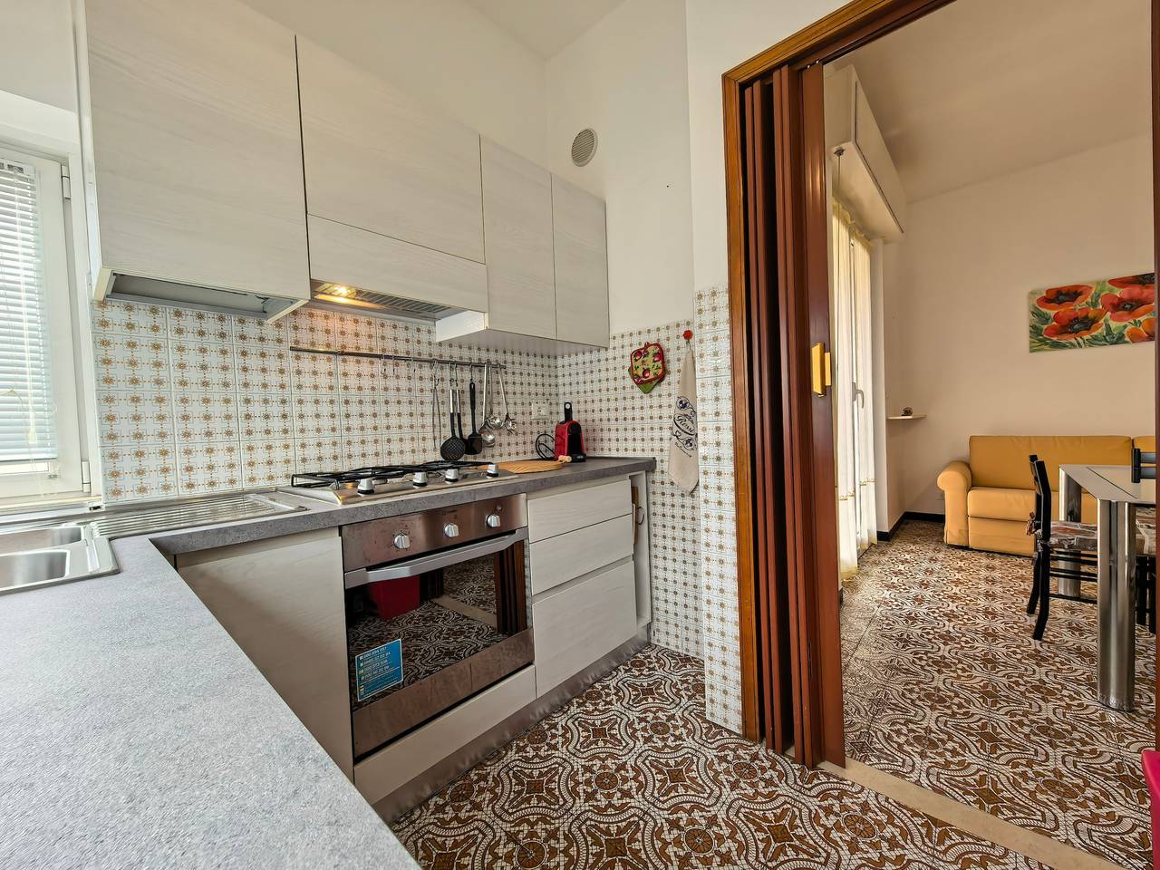 Apartamento entero, Apartamento 'Isonzo Holiday Home - 2 Dormitorios' con Vista a la Montaña, Wi-Fi y Aire Acondicionado in Loano, Riviera di Ponente