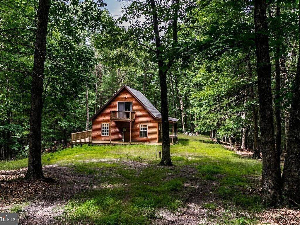 Remote Cabin Surrounded by Wilderness in Seneca Rocks