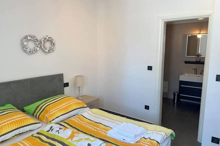 Ganze Wohnung, Villa Pina Tisno Top****Ferienwohnung Nicos am Meer 2-4 Personen in Tisno, Šibenik-Knin