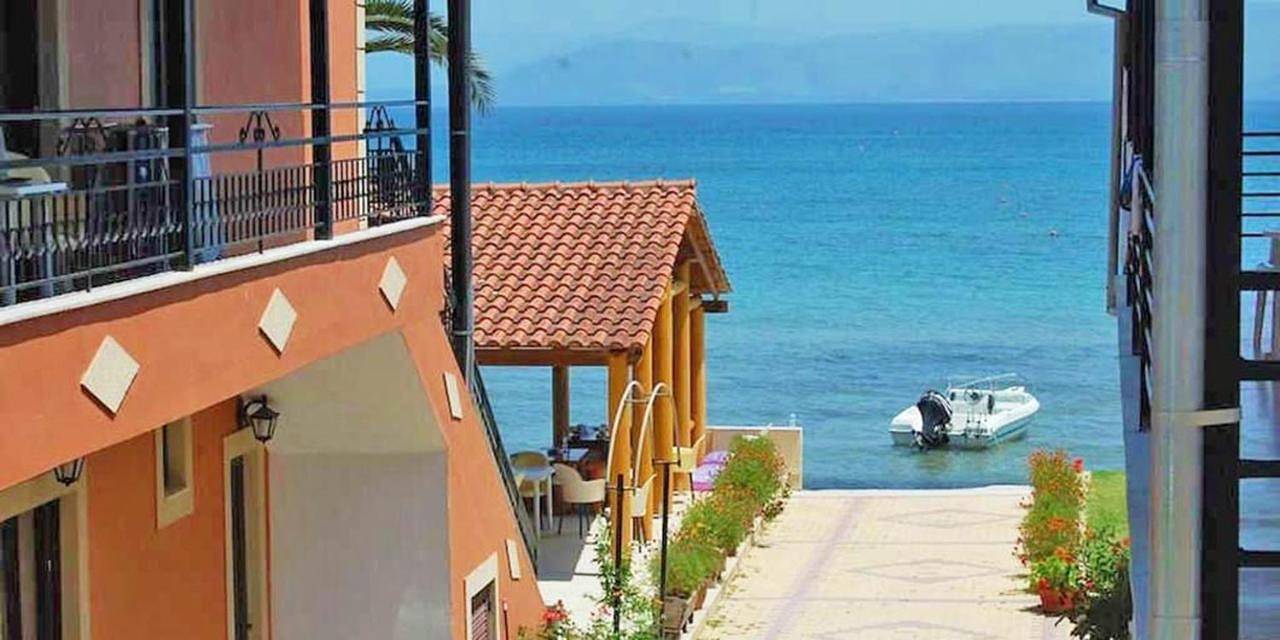 Seafront Apartments in Kavos, Corfou