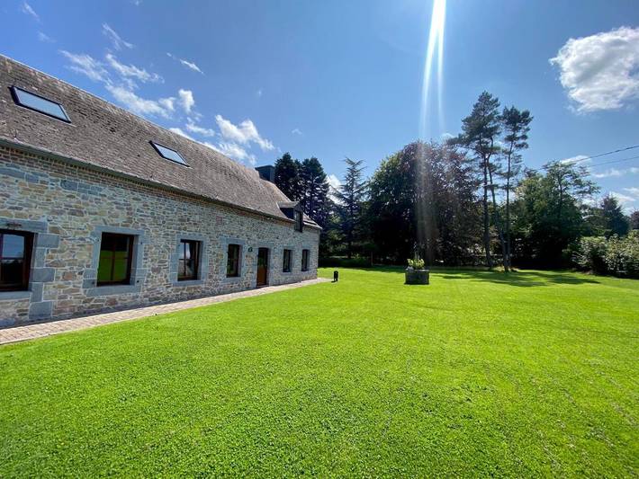 Location de vacances pour 9 personnes, avec jardin et vue à Momignies