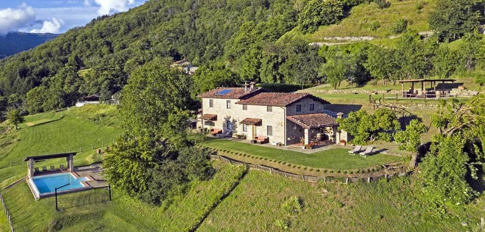 Rustico per 4 persone, con Terrazza e Idromassaggio nonché Giardino e Piscina in Garfagnana