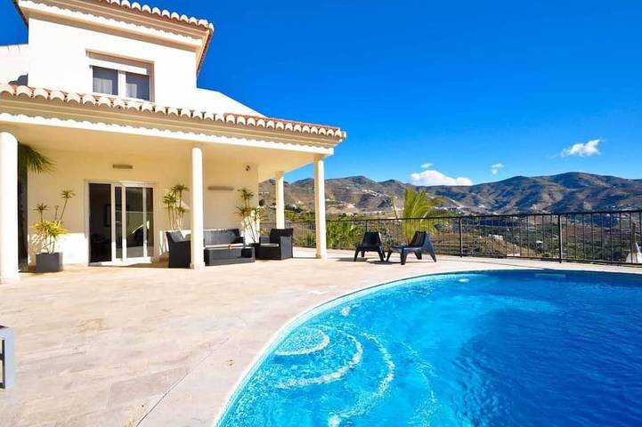 Villa für 9 Personen, mit Whirlpool und Balkon sowie Pool an der Costa Tropical