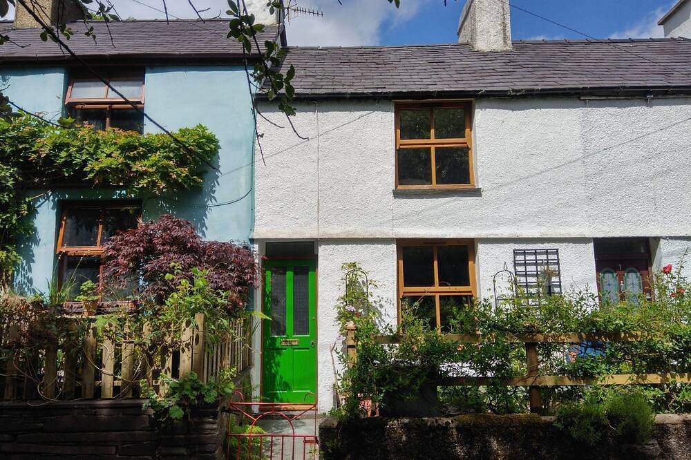 Cuddfan -  a snowdonia that sleeps 4 guests  in 2 bedrooms in Llanberis, Llyn Padarn
