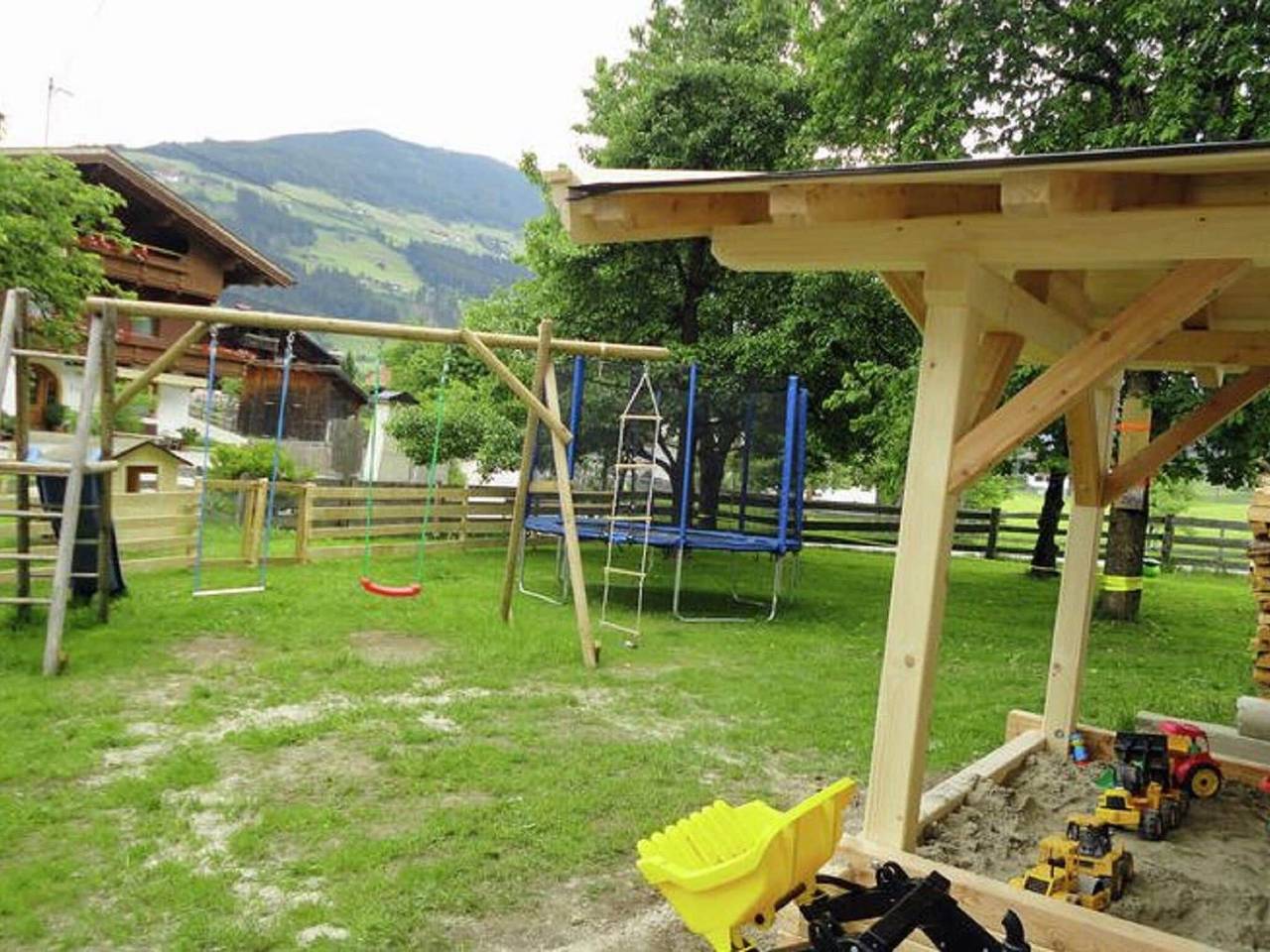 Entire apartment, Modern vacation apartment with a view in Hainzenberg, Ziller valley alps
