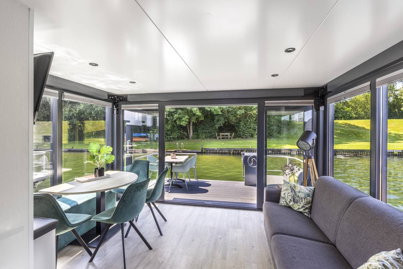 Huren Houseboat — Houseboat Marina Mookerplas met Dakterras | 4 - 6 personen in Middelaar, Nationaal Park De Maasduinen