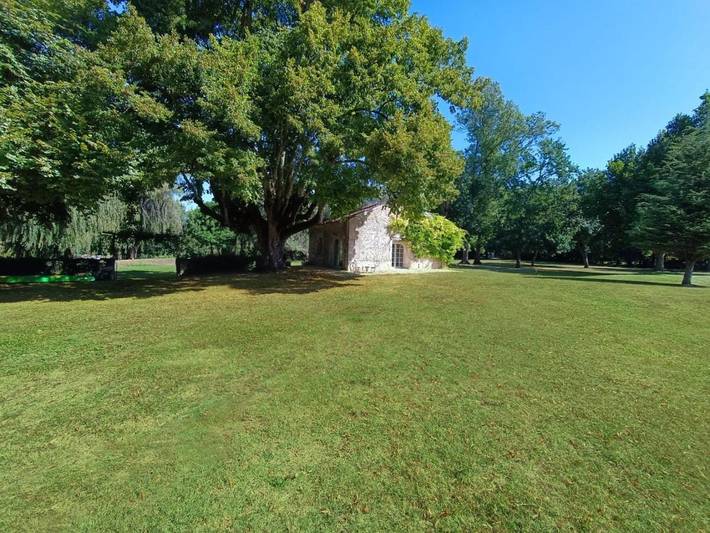 Gîte pour 4 personnes, avec terrasse ainsi que vue et piscine à Bourg-Charente - 2