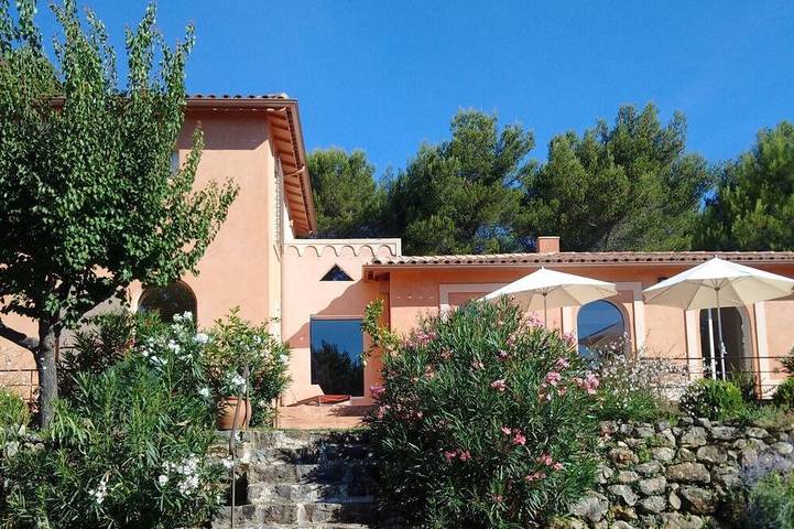 Location de vacances pour 8 personnes à Saint-Marc-Jaumegarde