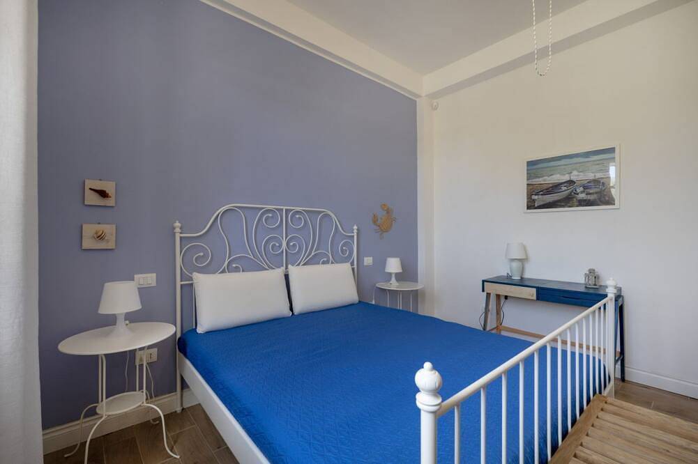 Appartement entier, This cozy apartment, perfect for two people, is located in a shared villa but has its own private access. It features a shared garden and a large furnished patio for exclusive use. The accommodation is located in Marina di Pulsano, a well-served seaside in Pulsano, Golfe de Tarente
