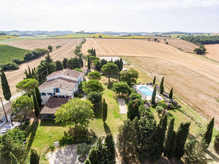 Gîte pour 4 personnes, avec Terrasse ainsi que Jardin et Piscine
