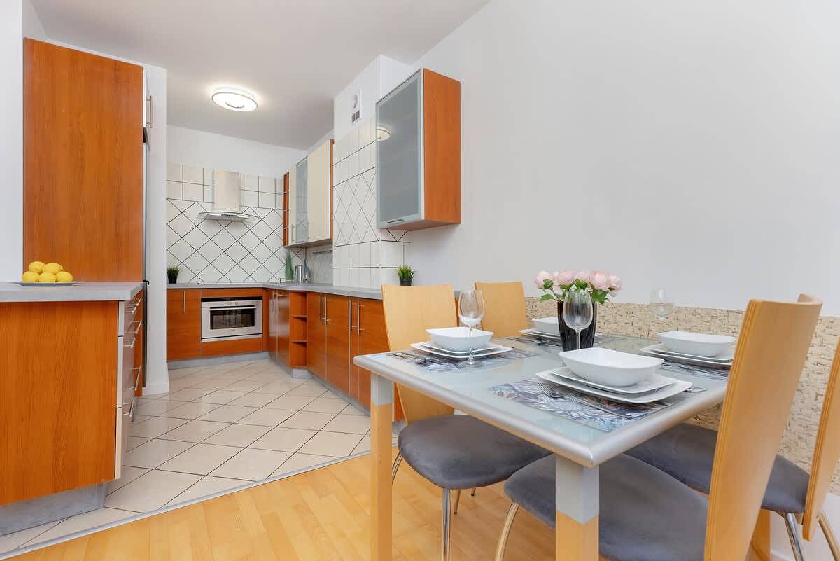 Apartamento entero, Spacious Apartment | Parking | Workspace in Varsovia, Mazovia (región)