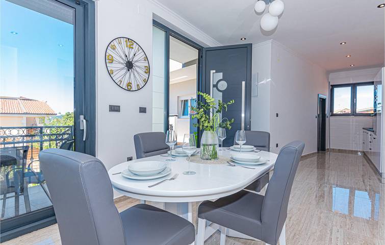 Ganze Ferienwohnung, Geräumige 150 m² große Wohnung mit Pool und WLAN, 900 m vom Strand entfernt in Brodarica, Šibenik-Knin