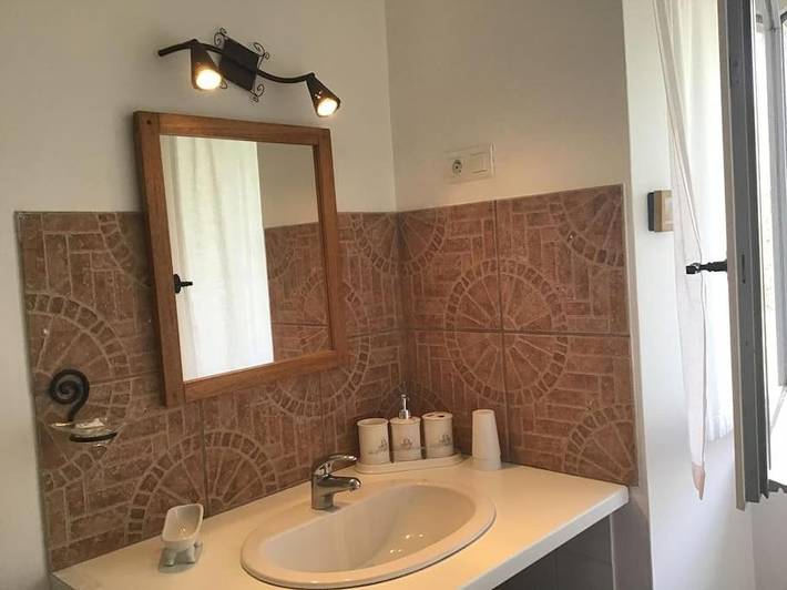 Location de vacances pour 6 personnes, avec jardin et piscine ainsi que terrasse et vue à La Bastide-Clairence - 4