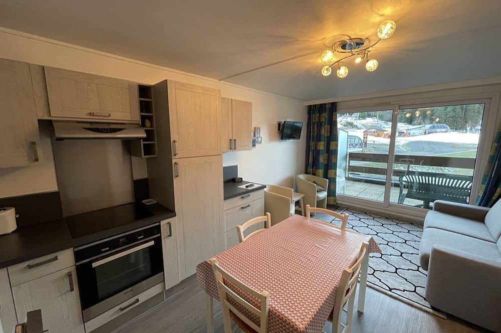 Entire apartment, Cozy Studio with Terrace, Ski Locker, and Easy Access to Slopes and Shops in Le Lioran, Laveissière
