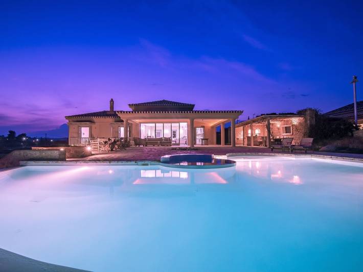 Villa für 10 Personen, mit Balkon/Terrasse und Pool sowie Terrasse, kinderfreundlich - 1