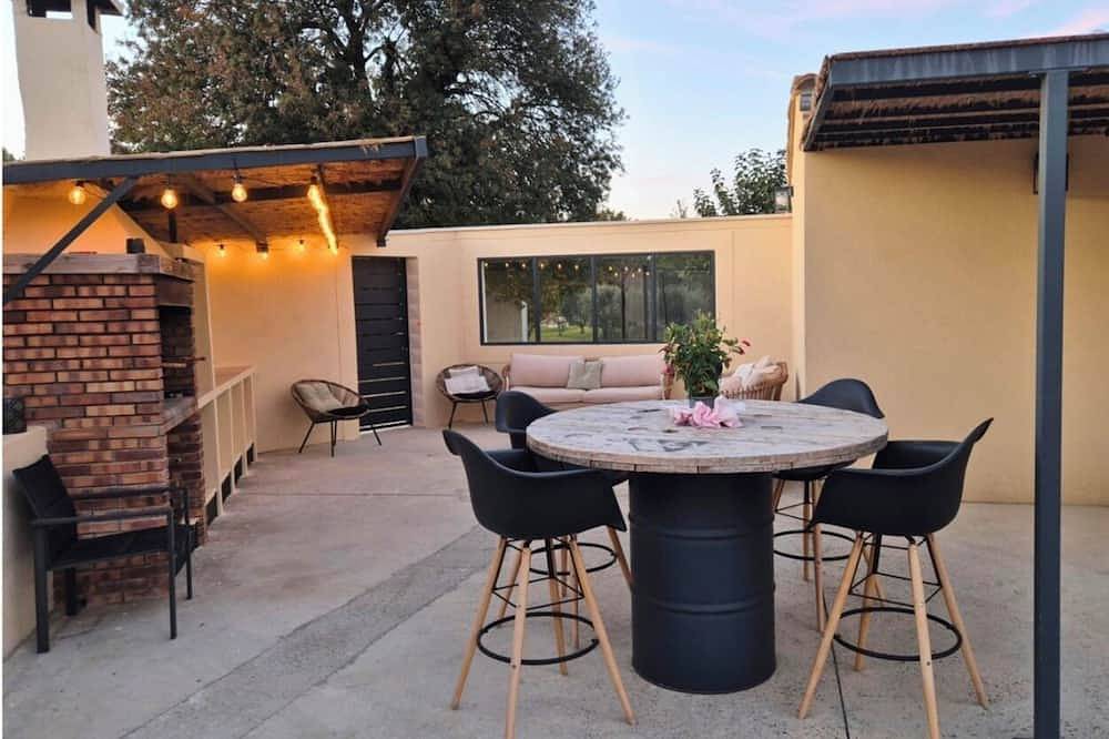 Entire apartment, Comfortable apartment with swimming pool and barbecue area. in Bollène, Vaucluse