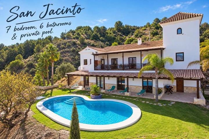 Apartamento para 16 personas, con Balcón y Jacuzzi además de Terraza y Jardín en Alozaina