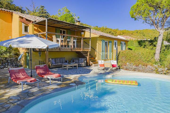 Location de vacances pour 8 personnes, avec jardin et terrasse à Mons (Var)
