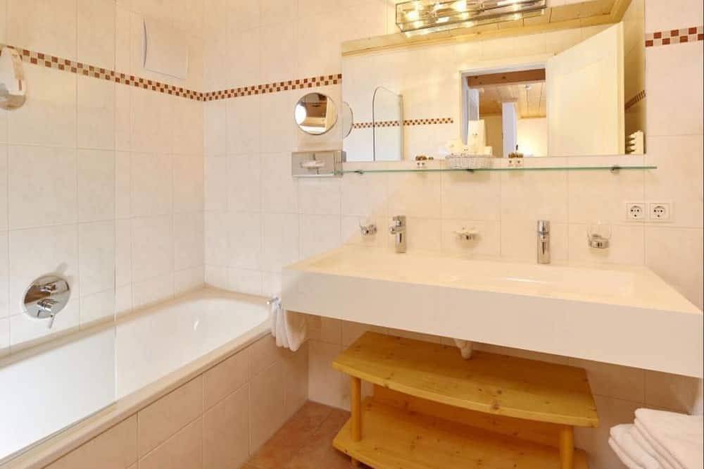 Geheel appartement, Apartment Kriegerhorn directly in Lech on the ski slope in Lech, Arlbergpas