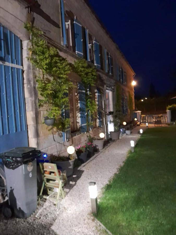 Location de vacances pour 2 personnes, avec Terrasse et Jacuzzi ainsi que Jardin et Piscine dans Saint-Léger (Charente-Maritime)