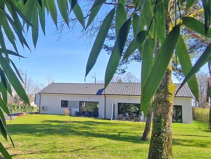 Appartement de vacances pour 12 personnes, avec terrasse et jardin dans Haute-Vienne