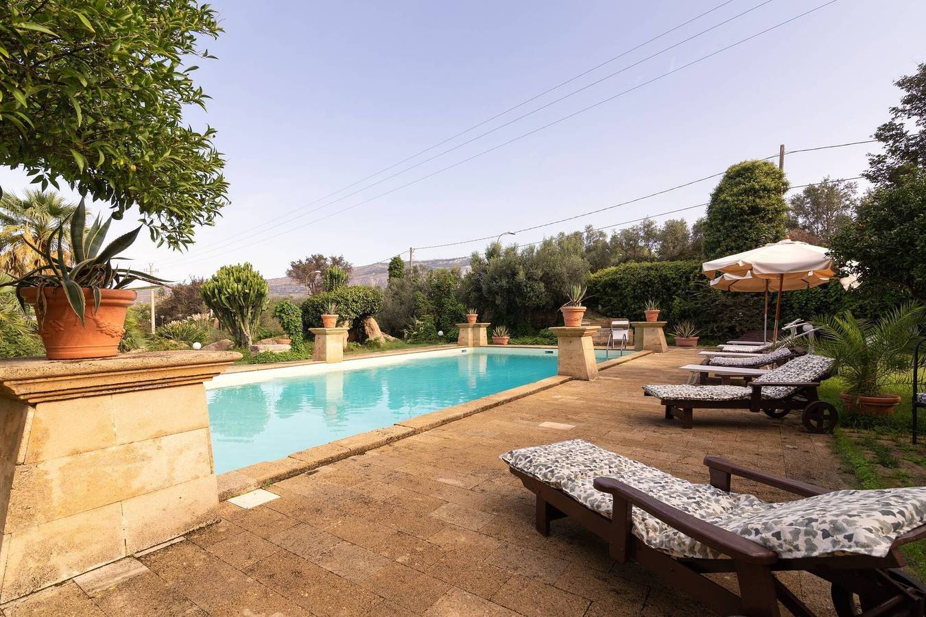 Apartamento entero, Apartamento 'Tenuta Donna Vittoria Bouganville' con vistas a la montaña, Wi-Fi y aire acondicionado in Trapani, Provincia de Trapani