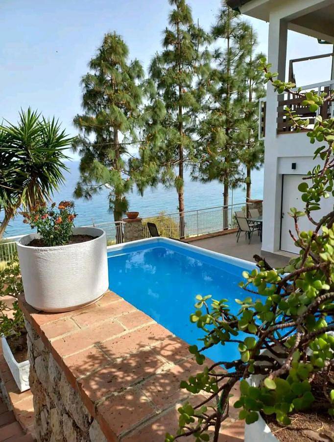 Villa's apartment on the beach, swimming pool A/C in Palermo, Palermo Provinz