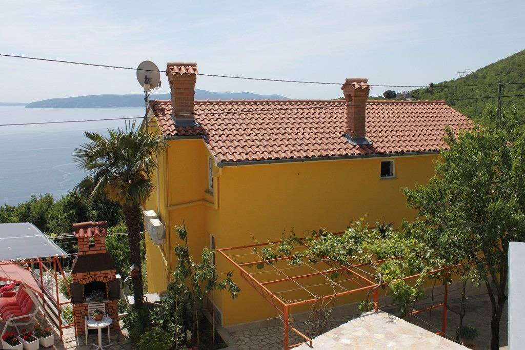 Ganze Wohnung, 1-Zimmer-Ferienwohnung mit Terrasse und Meerblick Medveja, Opatija -b in Medveja, Lovran