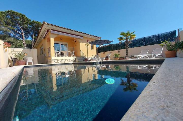 Villa für 7 Personen, mit Whirlpool und Garten sowie Terrasse, mit Haustier an der Costa Brava
