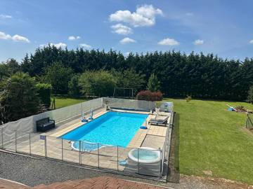 Gîte pour 6 personnes, avec piscine ainsi que jardin et jacuzzi à Crouay