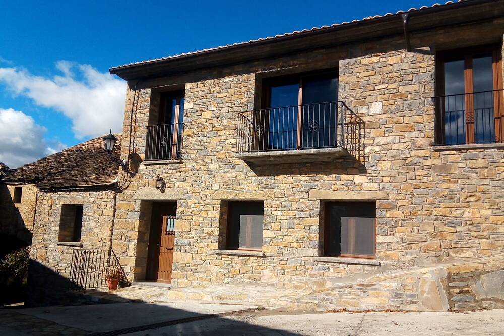 Entire apartment, Banastónera in Aínsa, Spanish Pyrenees