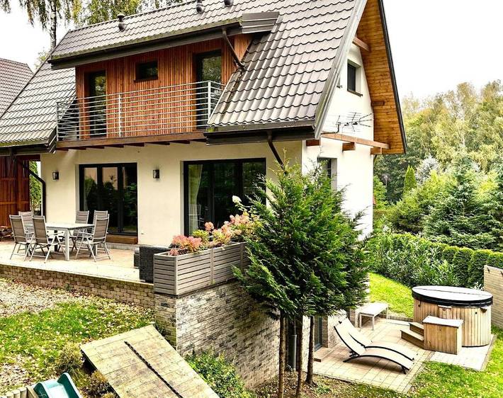 Dom wakacyjny dla 8 osób, z sauna i jacuzzi oraz ogród w Jezioro Narie