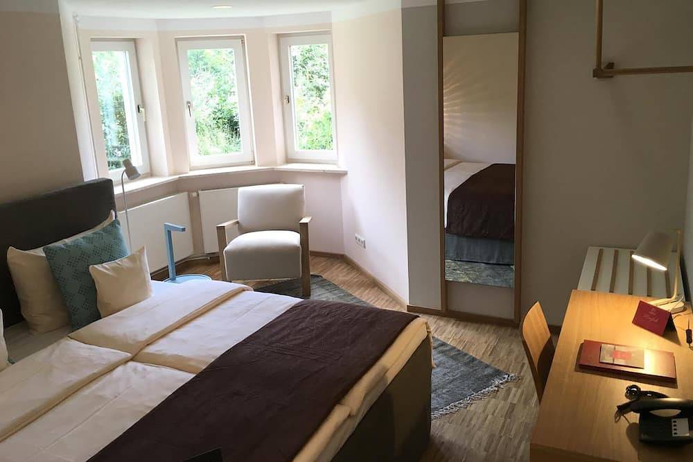 Ganze Wohnung, Komfortable Ferienwohnung mit Garten am Fluss. Fellnase willkommen. in Hann. Münden, Werratal