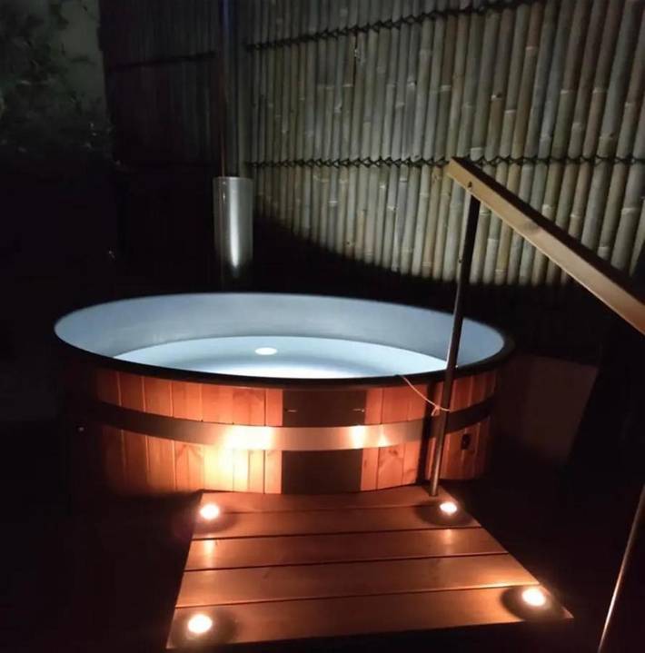 Ferienwohnung für 2 Personen, mit Whirlpool und Terrasse sowie Garten und Pool